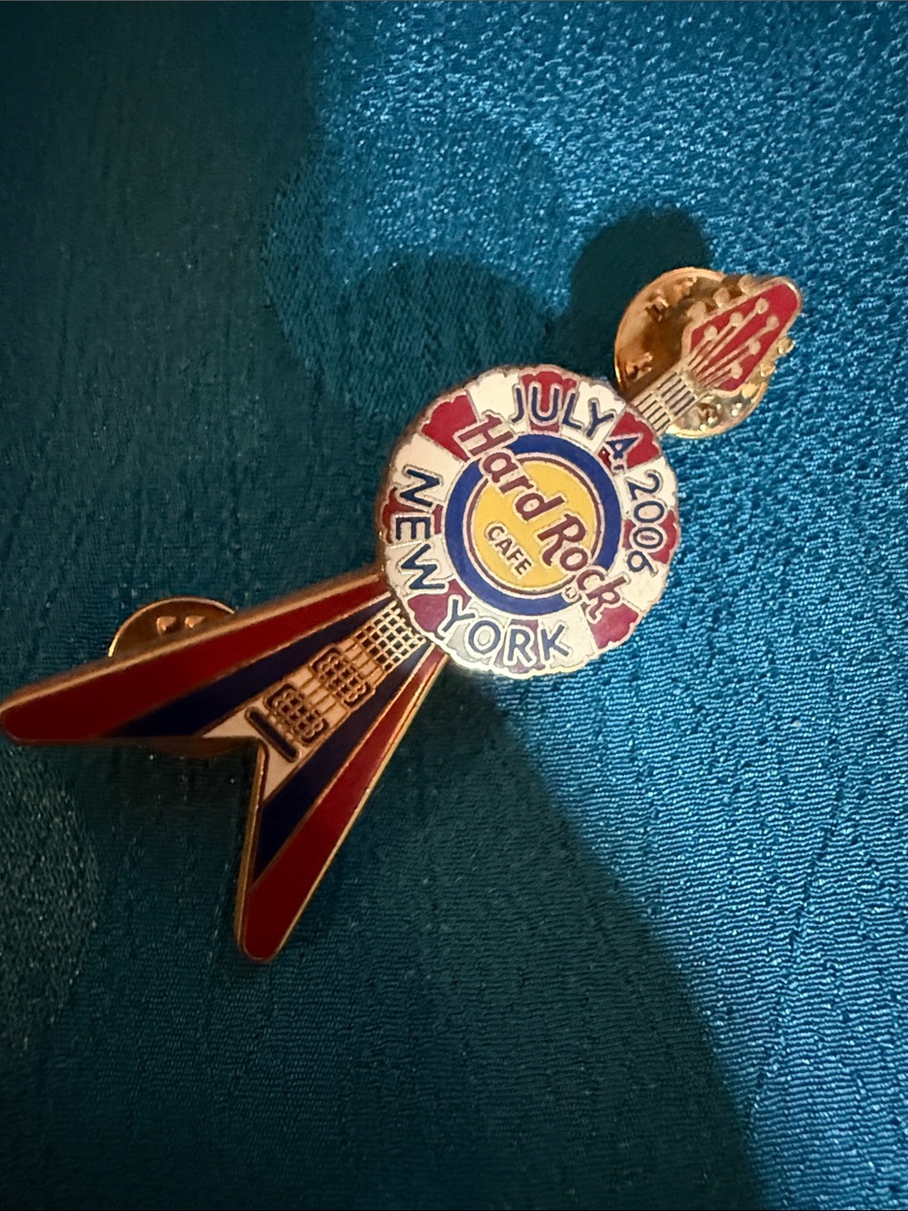 Hard Rock Cafe limited edition, 400 New York Red, Blue & White Guitar Pin